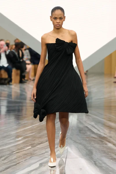 Look 16